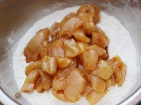 3.在一个干净的容器中加入一半面粉和一半生粉，搅拌均匀，然后把腌制好的鸡块倒进来