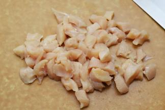 1.准备一块干净的鸡胸肉，用刀背拍松，然后切成大约一厘米见方的小块