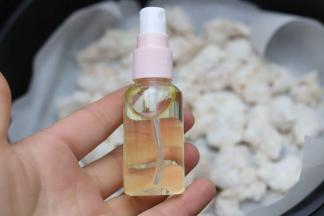 5.准备一个小喷瓶，喷瓶里装上食用油，往鸡米花上均匀喷上一层。