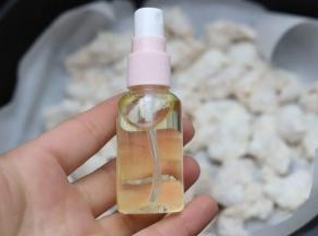 5.准备一个小喷瓶，喷瓶里装上食用油，往鸡米花上均匀喷上一层。