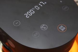 6.盖上锅盖，选择空气炸功能，自主设定模式，温度200度，时间18分钟。