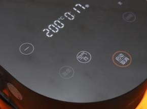 6.盖上锅盖，选择空气炸功能，自主设定模式，温度200度，时间18分钟。