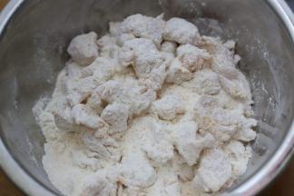 4.用手抓揉，让鸡块均匀地裹上面粉，这个动作反复重复，粉类厚厚裹一层。