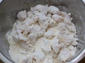 4.用手抓揉，让鸡块均匀地裹上面粉，这个动作反复重复，粉类厚厚裹一层。