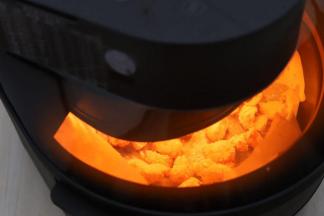 7.中途记得打开锅盖，给鸡米花翻个面，另一面同样喷上一层油。