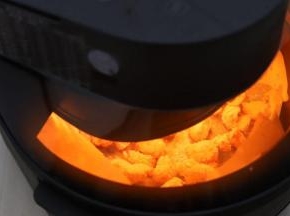 7.中途记得打开锅盖，给鸡米花翻个面，另一面同样喷上一层油。