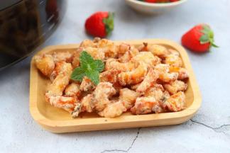 炸好的鸡米花十分酥脆，好吃不上火，用来当追剧零食也很不错哦。