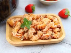 炸好的鸡米花十分酥脆，好吃不上火，用来当追剧零食也很不错哦。