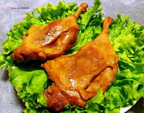 生菜洗净摆入盘中做装饰鸭腿摆在生菜上颜值爆棚