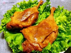 生菜洗净摆入盘中做装饰鸭腿摆在生菜上颜值爆棚