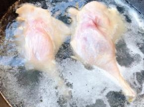 锅中烧开水放入鸭腿焯水至断生去除油脂和杂质