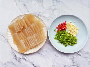 准备好所有食材，大蒜辣椒切碎。