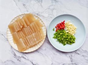 准备好所有食材，大蒜辣椒切碎。