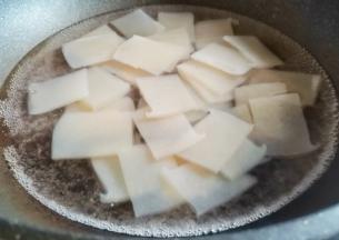 将魔芋豆腐洗净切片焯水2分钟去掉碱味，捞出过凉水。