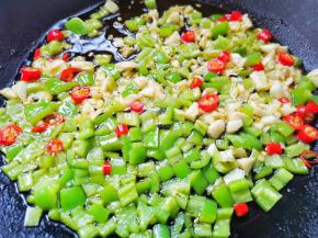 锅中热油，爆香蒜末辣椒，