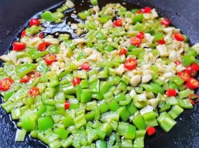 锅中热油，爆香蒜末辣椒，