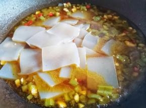 加入魔芋豆腐中火煮5分钟，