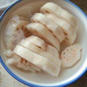 藕去皮切断，放入水中，加几滴白醋，以防变色