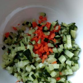 黄瓜，胡萝卜切丁备用