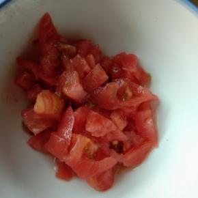 西红柿去皮切丁备用