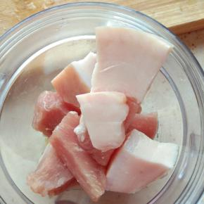 肉放入料理机中打成泥