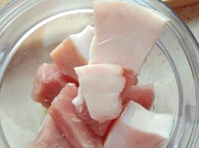 肉放入料理机中打成泥