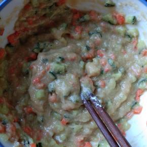 肉泥加胡萝卜黄瓜丁，鸡蛋适量面粉，搅拌成浓稠酸奶状态