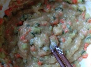 肉泥加胡萝卜黄瓜丁，鸡蛋适量面粉，搅拌成浓稠酸奶状态