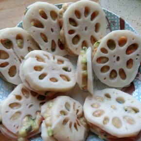 把搅拌好的肉馅放入两片藕中间做成藕夹