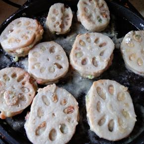 藕夹均匀粘上面粉和淀粉混合物
电饼铛倒油，藕夹放入