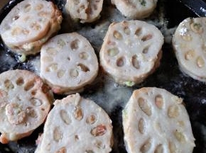 藕夹均匀粘上面粉和淀粉混合物
电饼铛倒油，藕夹放入