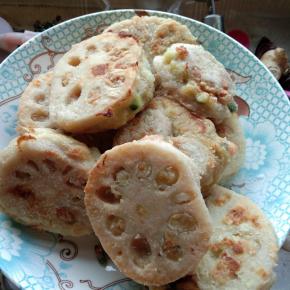 煎至两面金黄，熟透，取出备用