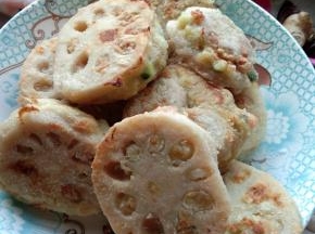 煎至两面金黄，熟透，取出备用
