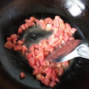 热锅加油，倒入切好的西红柿丁