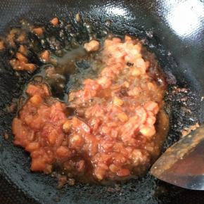 翻炒至西红柿泥，加入醋，生抽，糖，盐