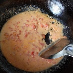 淀粉加水搅拌均匀倒入锅中