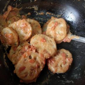 倒入藕夹，翻炒均匀即可