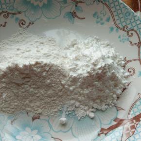 把面粉和玉米淀粉按1:1混合均匀