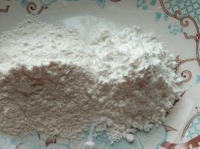 把面粉和玉米淀粉按1:1混合均匀