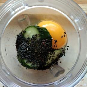 黄瓜切片放入料理机中，加入鸡蛋，黑芝麻搅打成泥