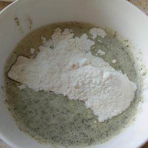 泥中加入适量面粉