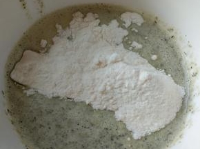 泥中加入适量面粉