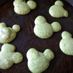 电饼铛刷油，预热，把面糊用勺子一勺一勺放入，做成米老鼠样子