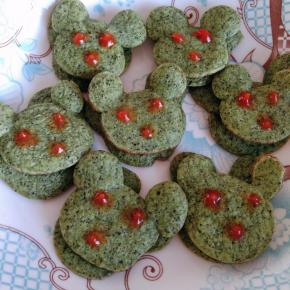 煎至两面金黄，盛出，用番茄酱画上眼睛和嘴巴