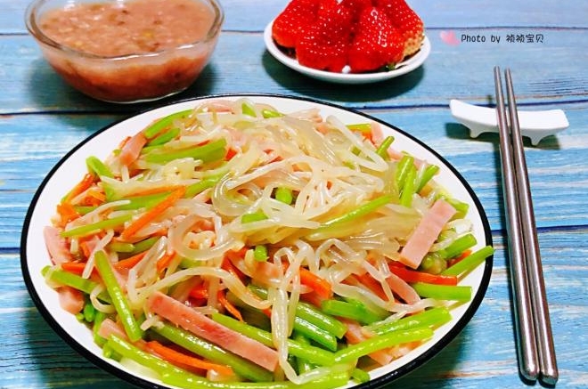 豆芽茼蒿火腿炒粉条