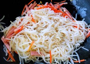 放入豆芽快速翻炒均匀