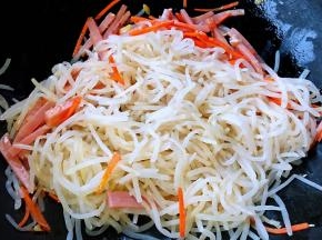 放入豆芽快速翻炒均匀