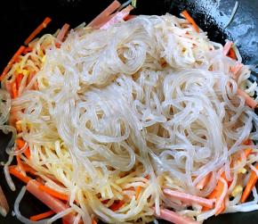 放入粉条同时可以放少许高汤或清水翻炒防止粘锅