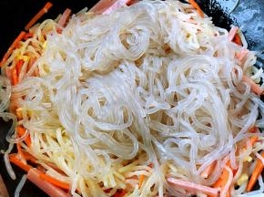 放入粉条同时可以放少许高汤或清水翻炒防止粘锅