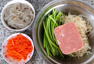 准备原材料茼蒿、豆芽、火腿、粉条煮至八成熟、胡萝卜切丝
